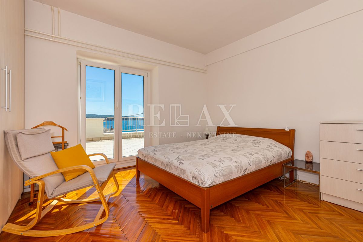 Crikvenica - una casa con un ristorante in un'ottima posizione