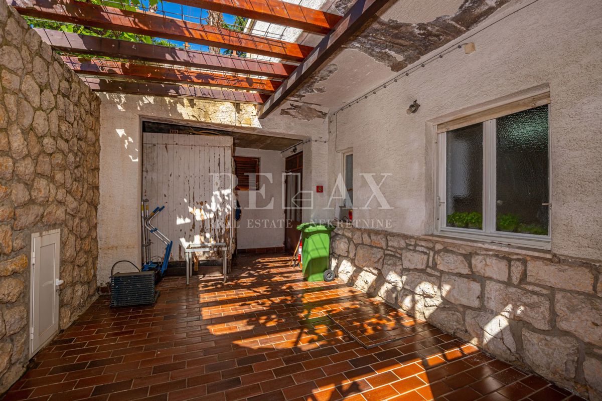 Crikvenica - una casa con un ristorante in un'ottima posizione