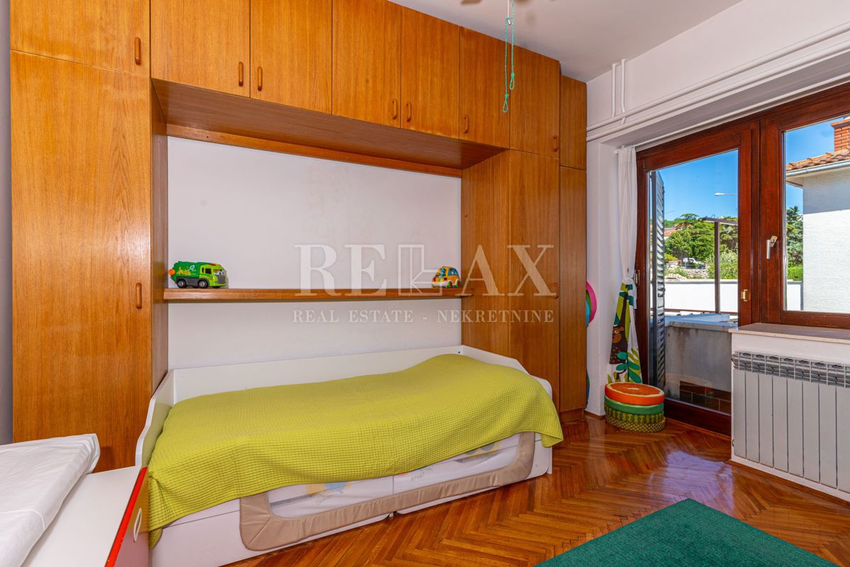 Crikvenica - una casa con un ristorante in un'ottima posizione