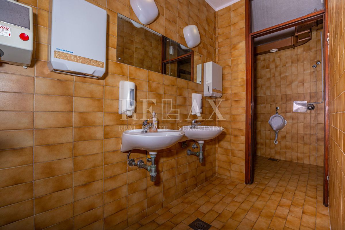 Crikvenica - una casa con un ristorante in un'ottima posizione