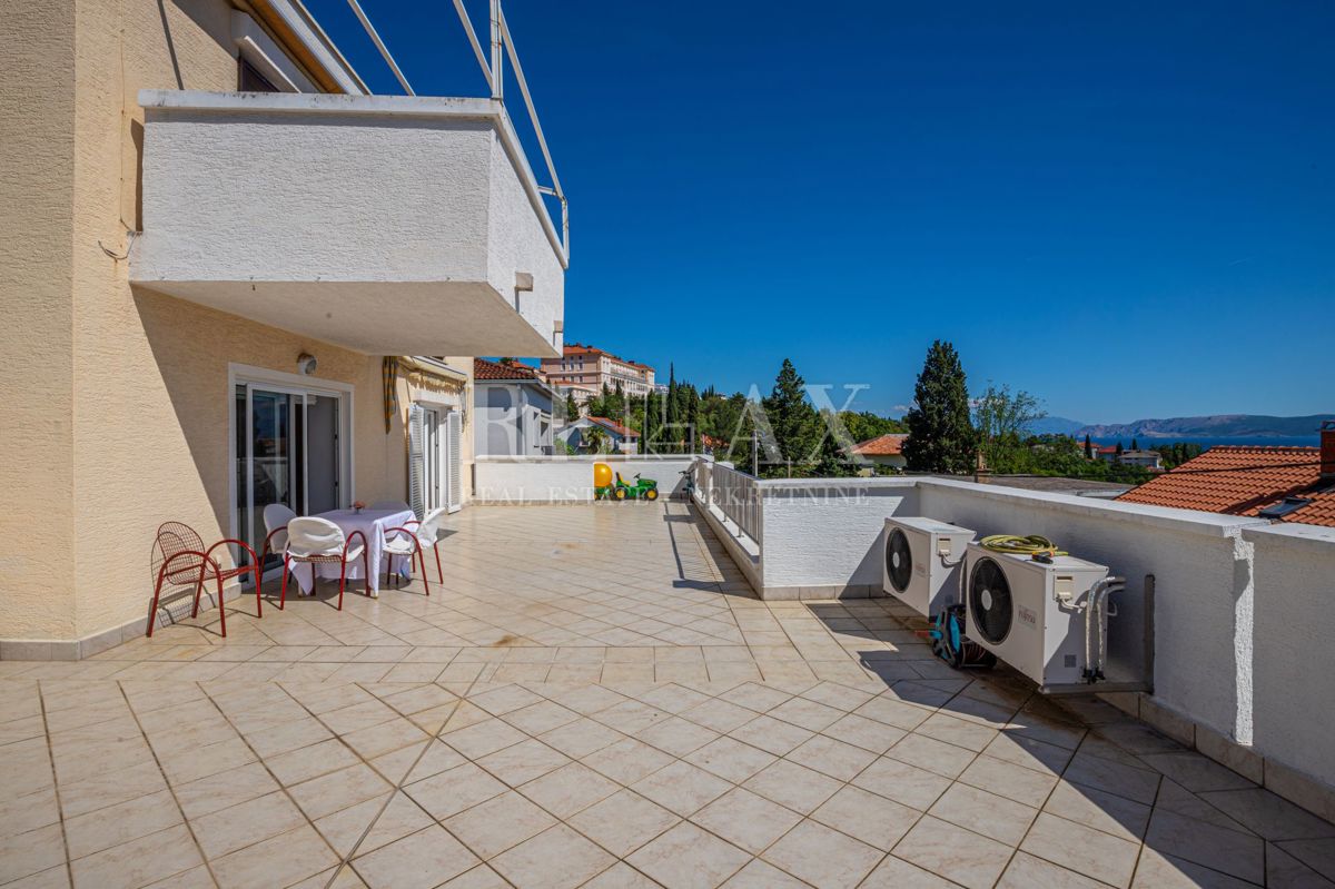 Crikvenica - una casa con un ristorante in un'ottima posizione