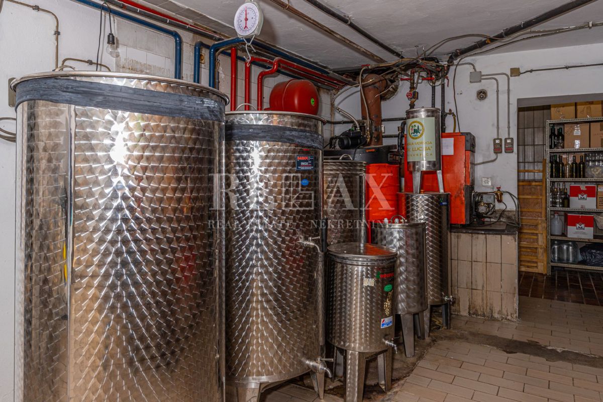Crikvenica - una casa con un ristorante in un'ottima posizione