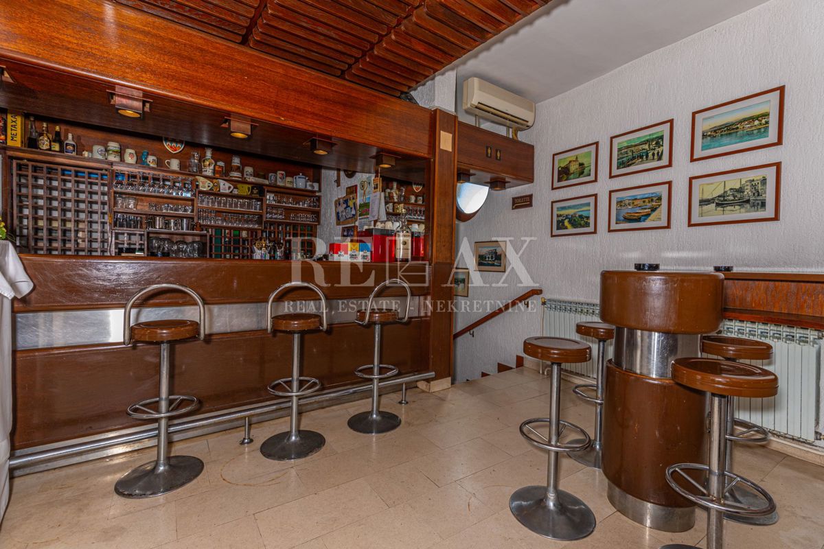 Crikvenica - una casa con un ristorante in un'ottima posizione