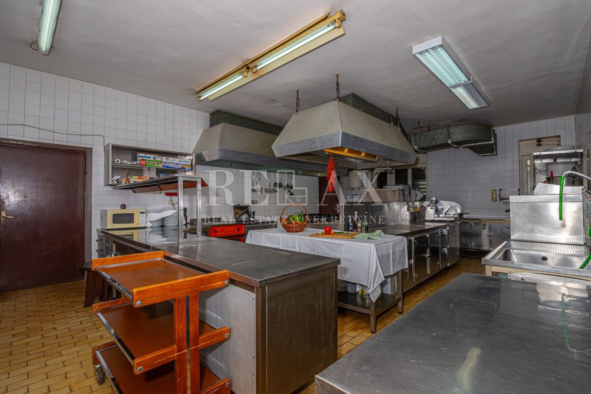 Crikvenica - una casa con un ristorante in un'ottima posizione