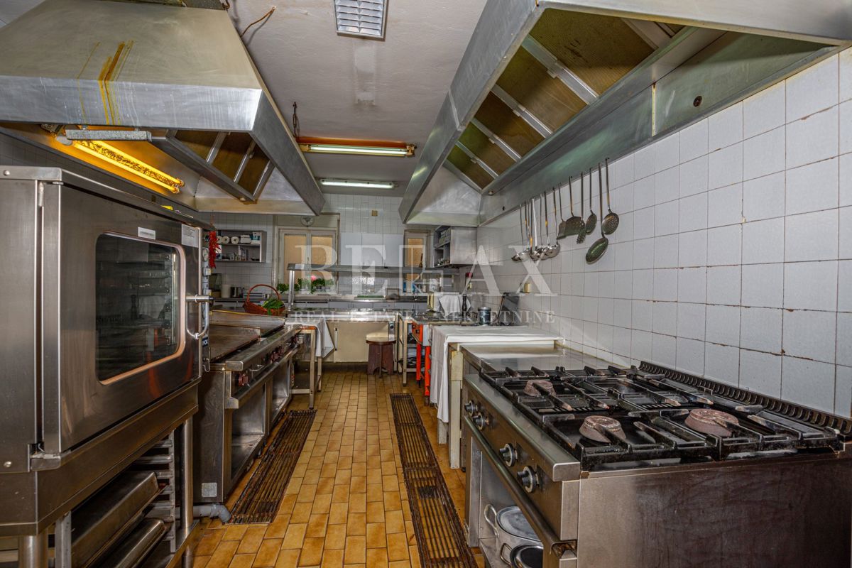 Crikvenica - una casa con un ristorante in un'ottima posizione