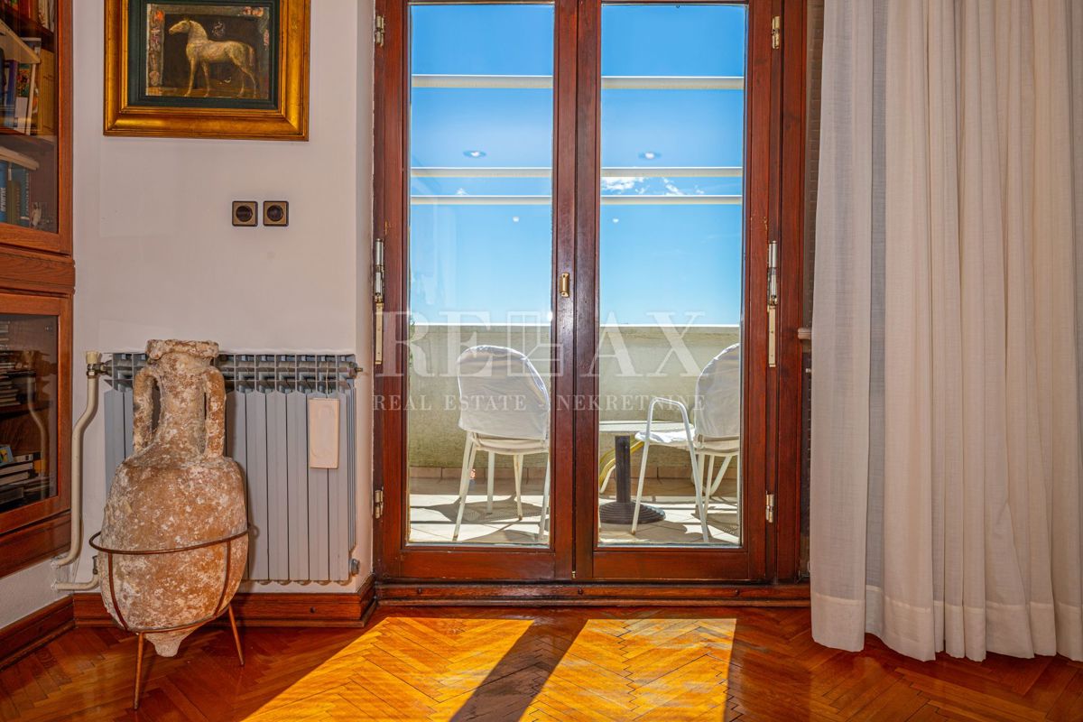 Crikvenica - una casa con un ristorante in un'ottima posizione