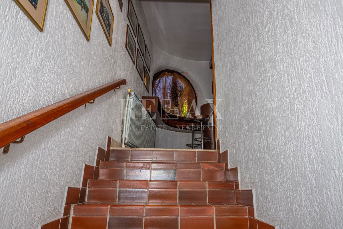 Crikvenica - una casa con un ristorante in un'ottima posizione