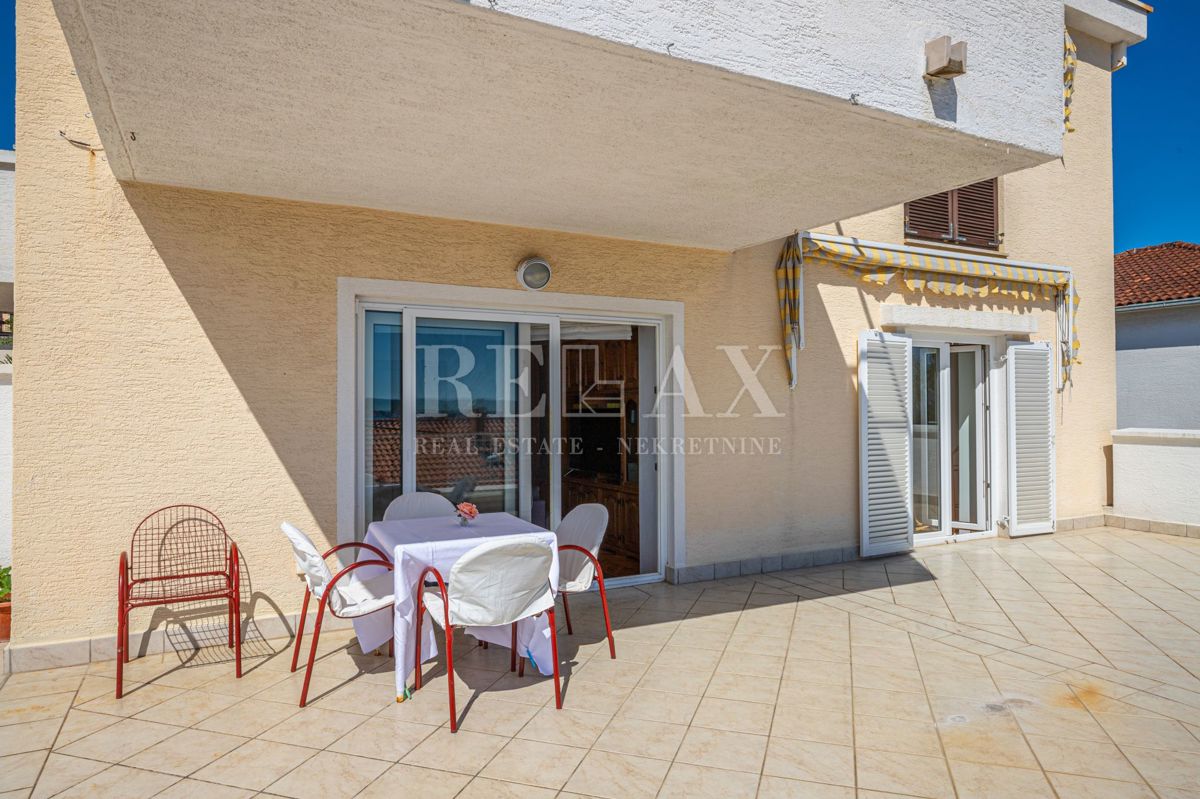Crikvenica - una casa con un ristorante in un'ottima posizione