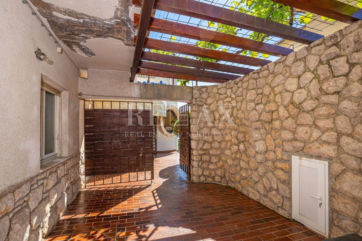 Crikvenica - una casa con un ristorante in un'ottima posizione