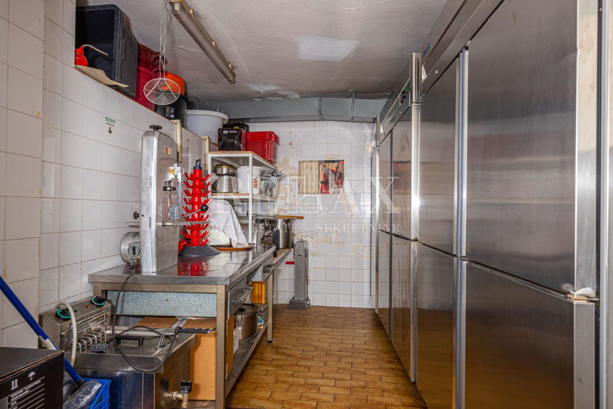 Crikvenica - una casa con un ristorante in un'ottima posizione
