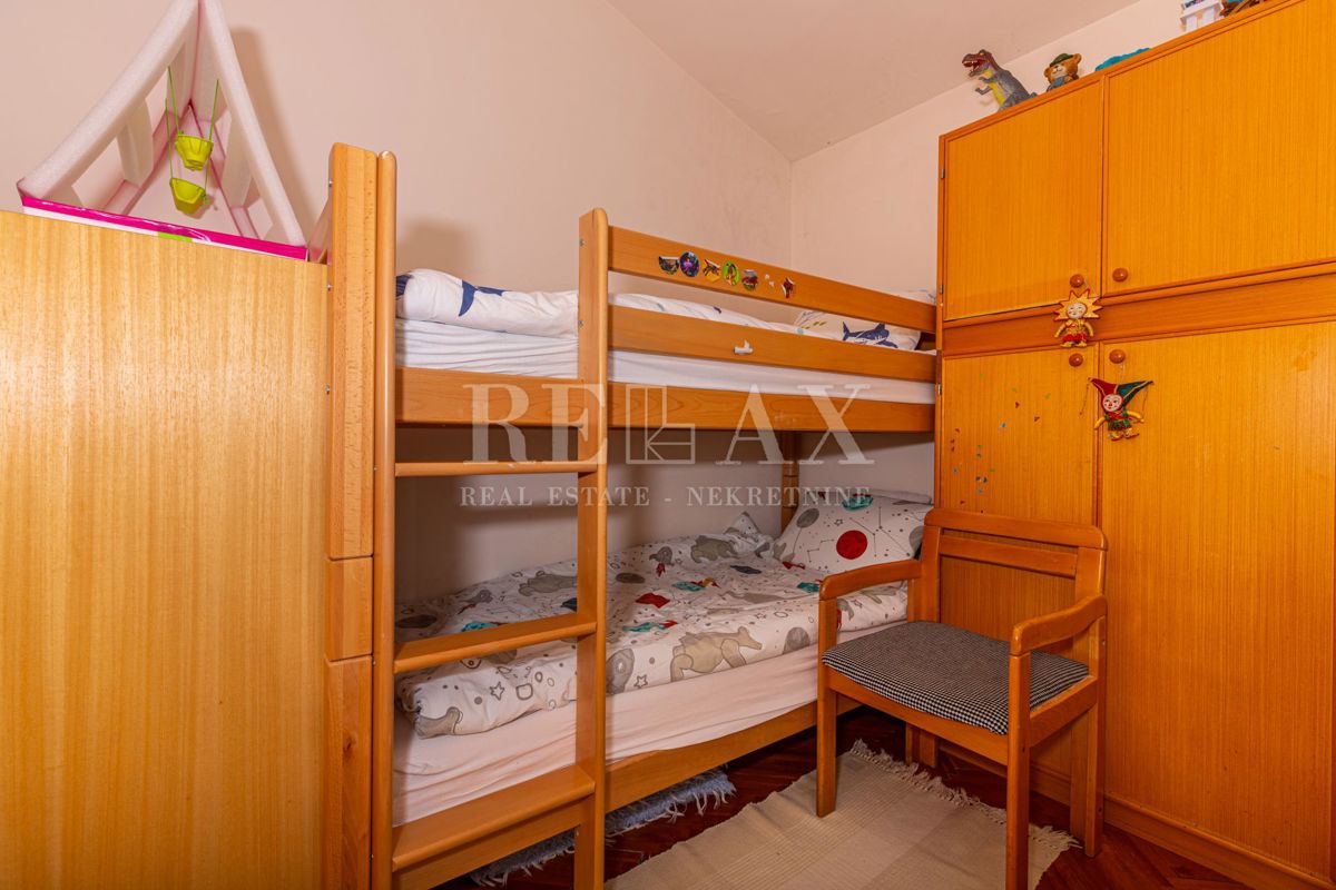 Crikvenica - una casa con un ristorante in un'ottima posizione