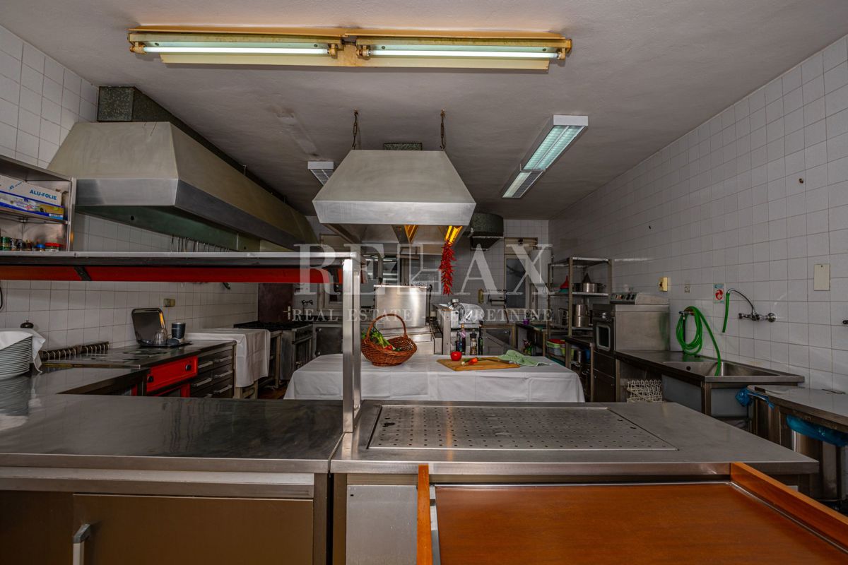 Crikvenica - una casa con un ristorante in un'ottima posizione