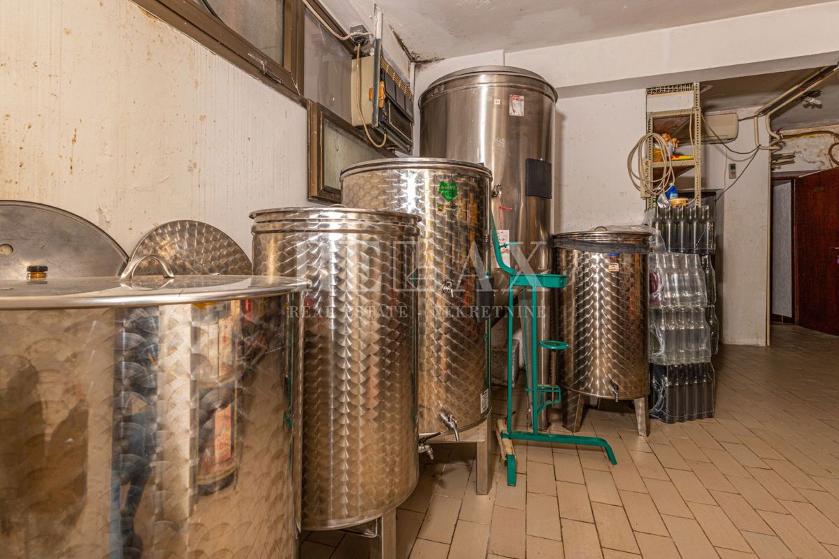 Crikvenica - una casa con un ristorante in un'ottima posizione