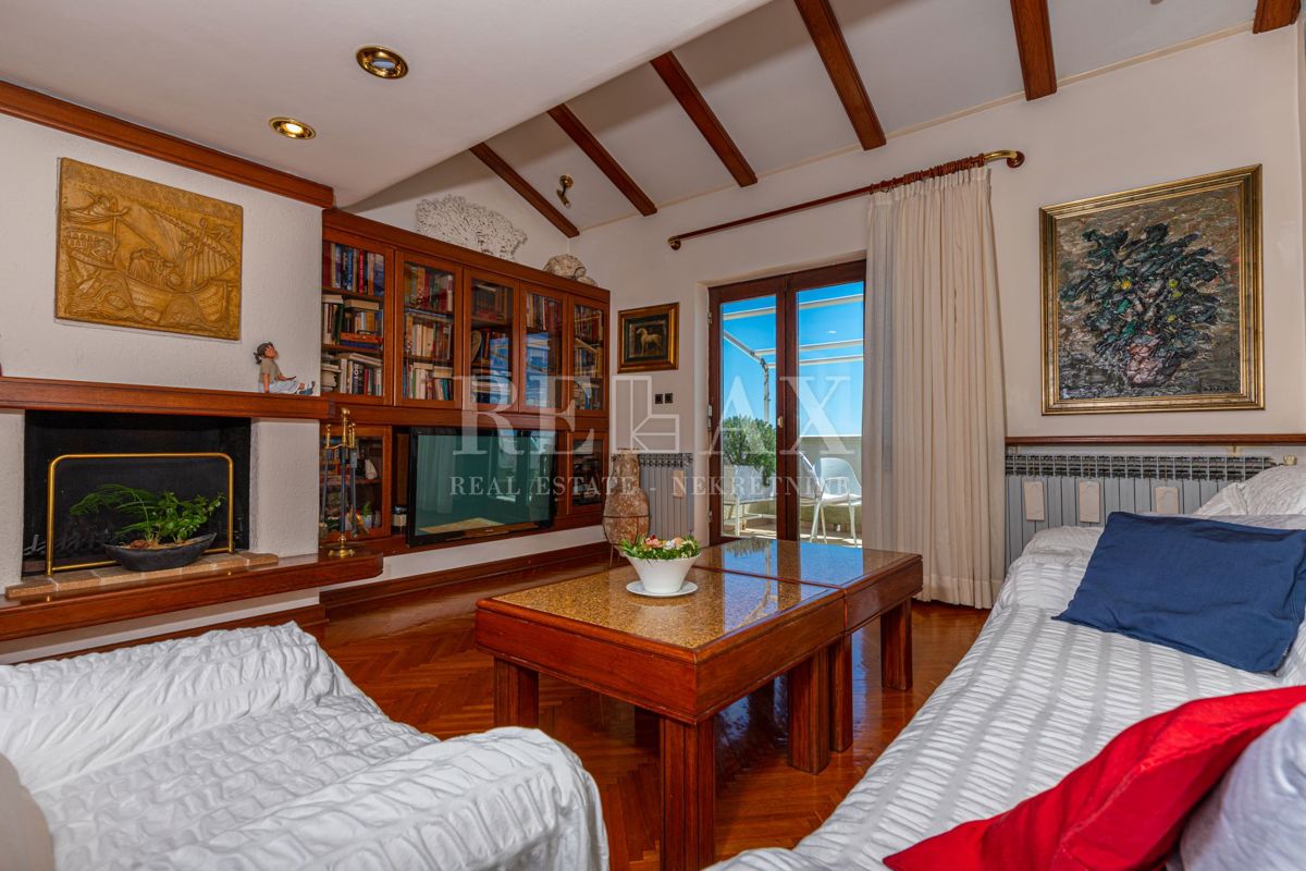 Crikvenica - una casa con un ristorante in un'ottima posizione