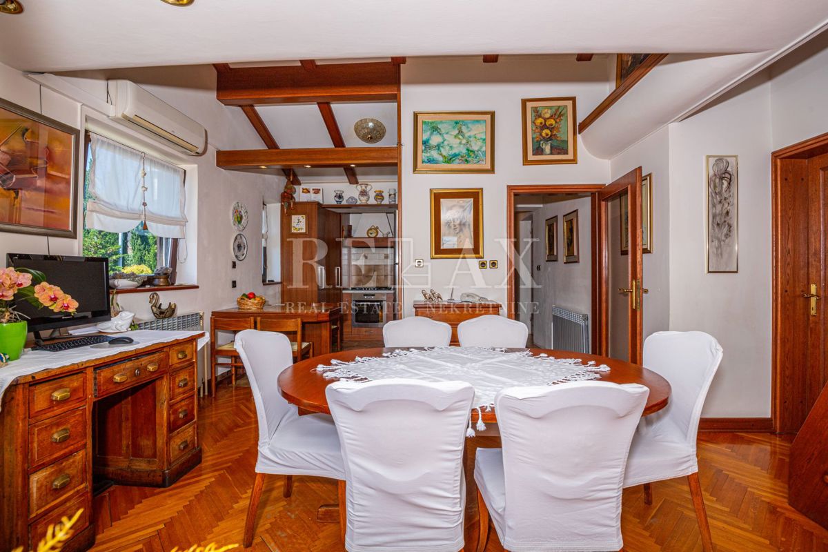 Crikvenica - una casa con un ristorante in un'ottima posizione
