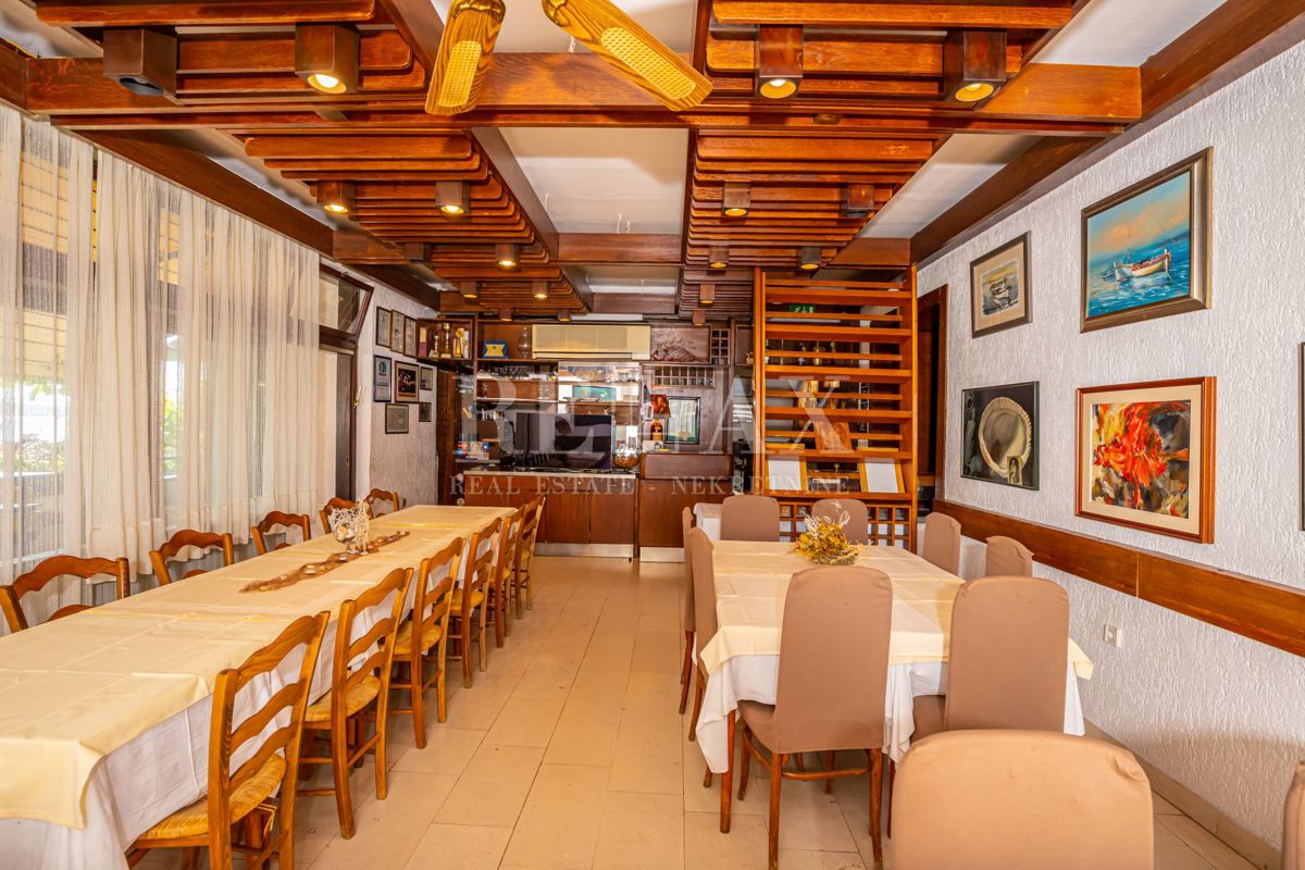 Crikvenica - una casa con un ristorante in un'ottima posizione