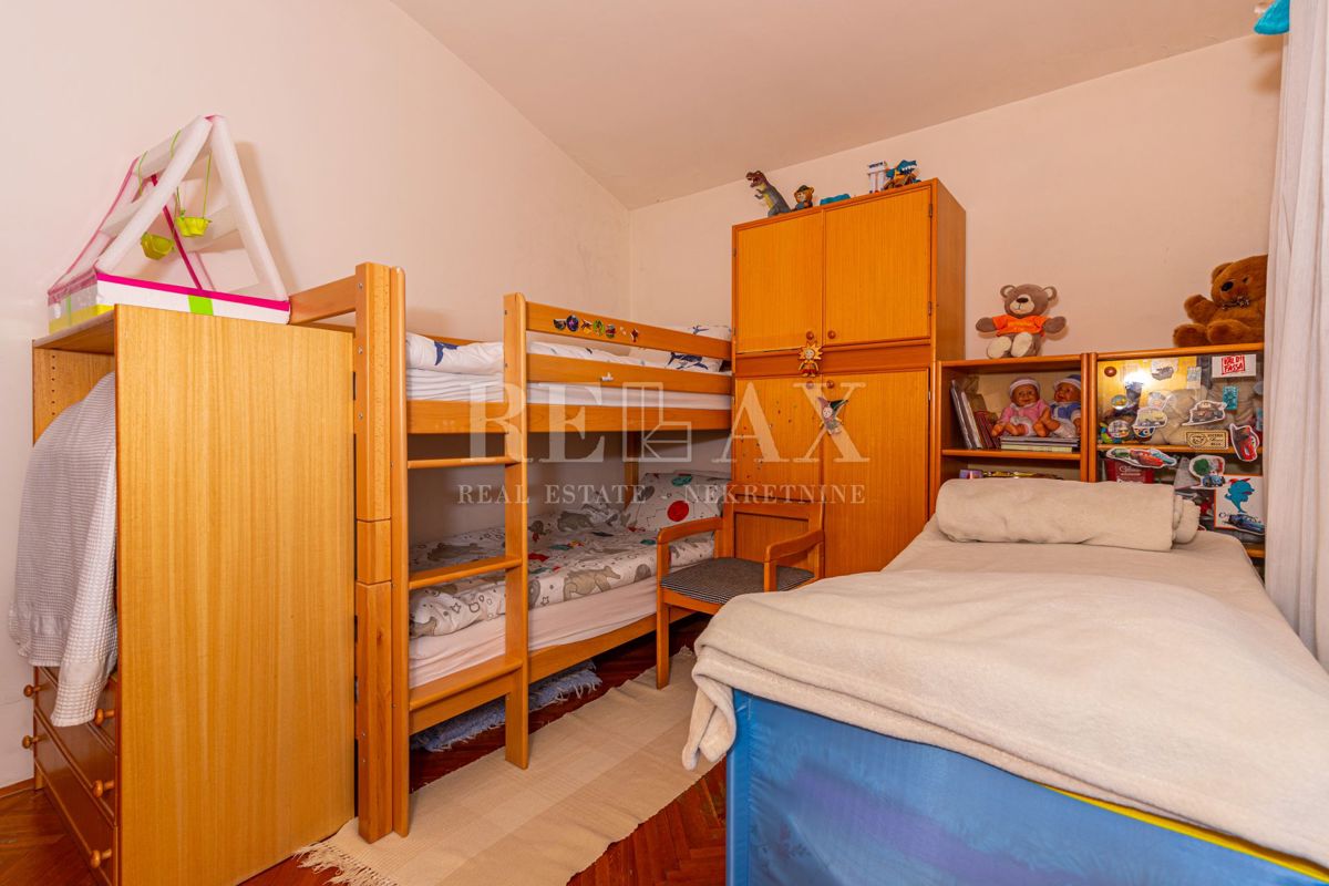 Crikvenica - una casa con un ristorante in un'ottima posizione