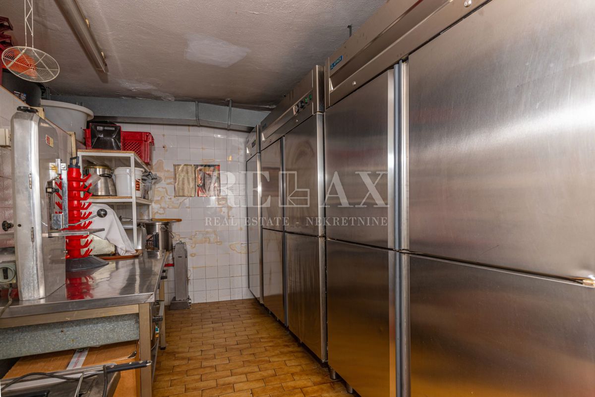 Crikvenica - una casa con un ristorante in un'ottima posizione
