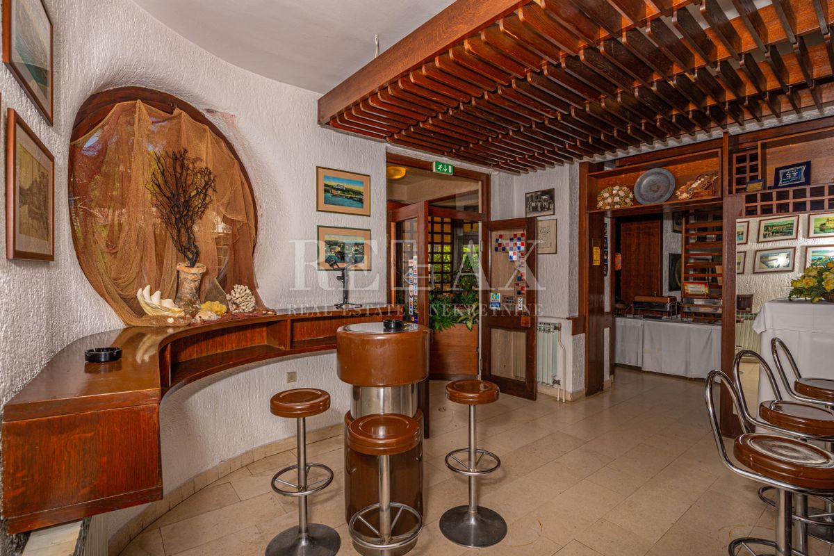 Crikvenica - una casa con un ristorante in un'ottima posizione