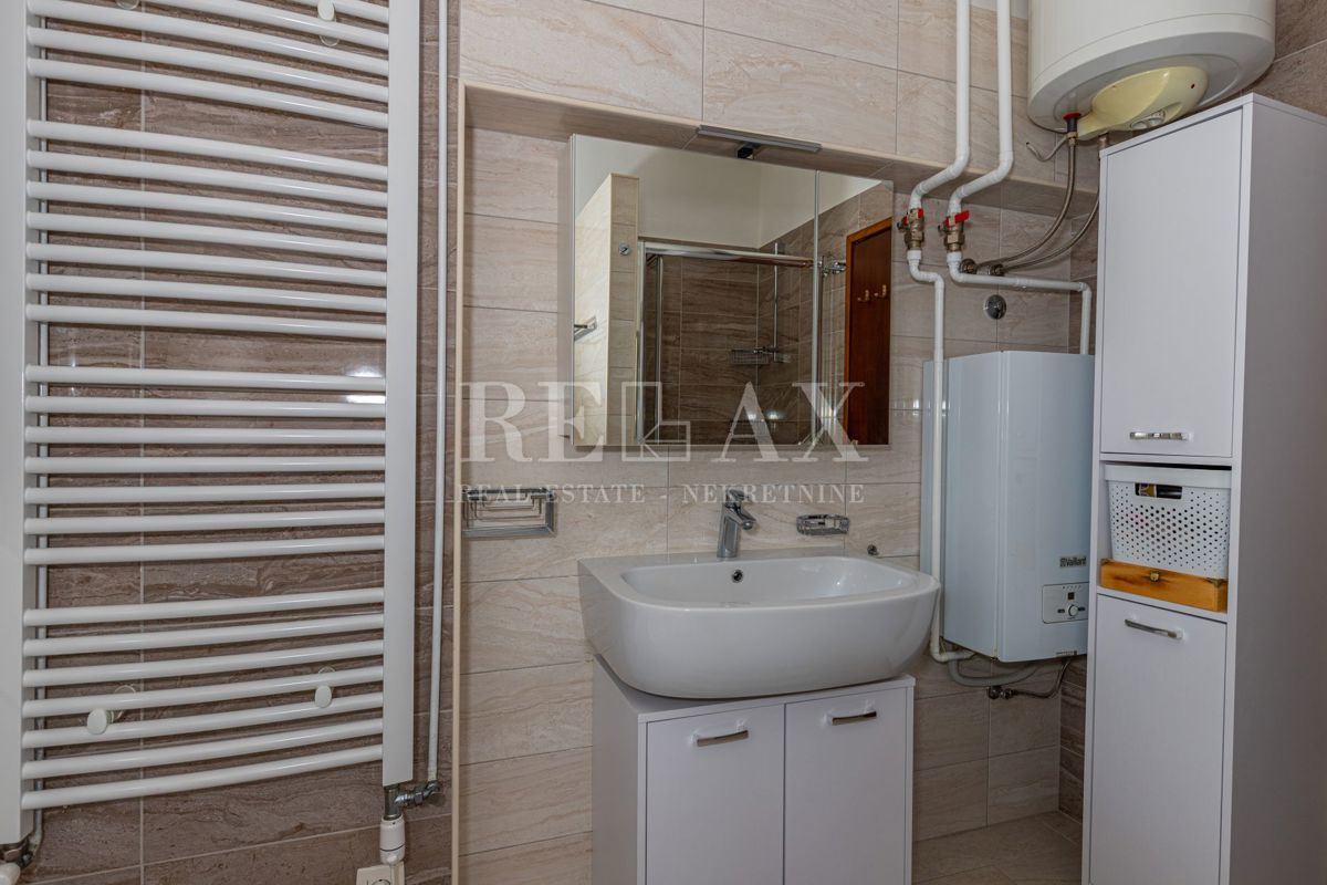 Crikvenica - una casa con un ristorante in un'ottima posizione