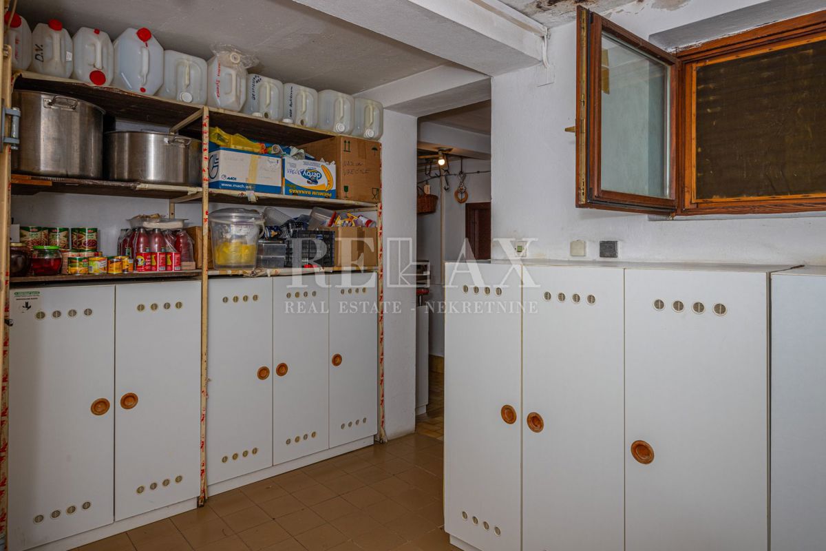 Crikvenica - una casa con un ristorante in un'ottima posizione