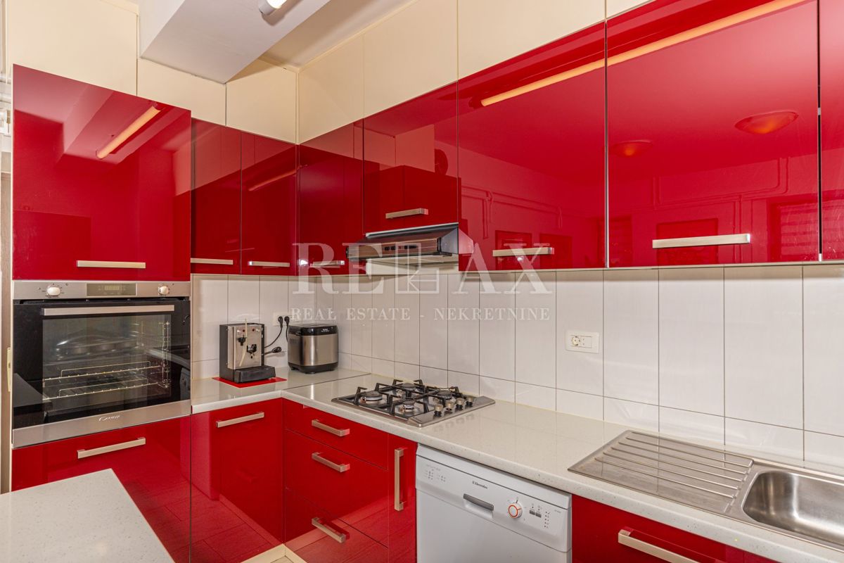 Crikvenica - una casa con un ristorante in un'ottima posizione