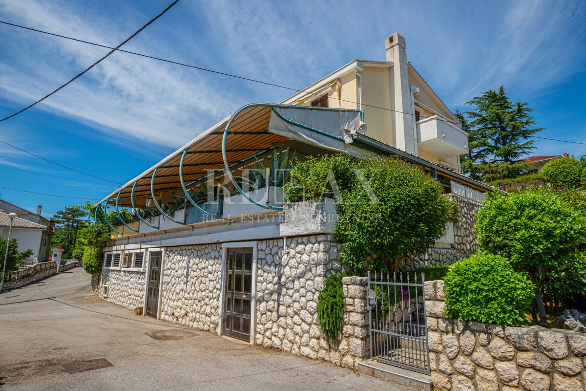 Crikvenica - una casa con un ristorante in un'ottima posizione