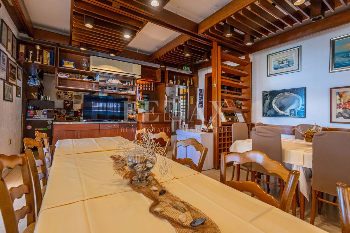 Crikvenica - una casa con un ristorante in un'ottima posizione