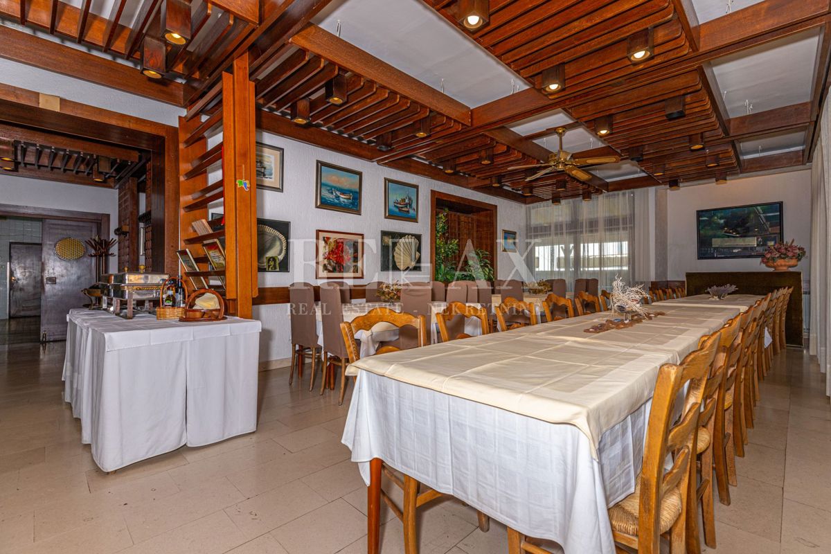 Crikvenica - una casa con un ristorante in un'ottima posizione