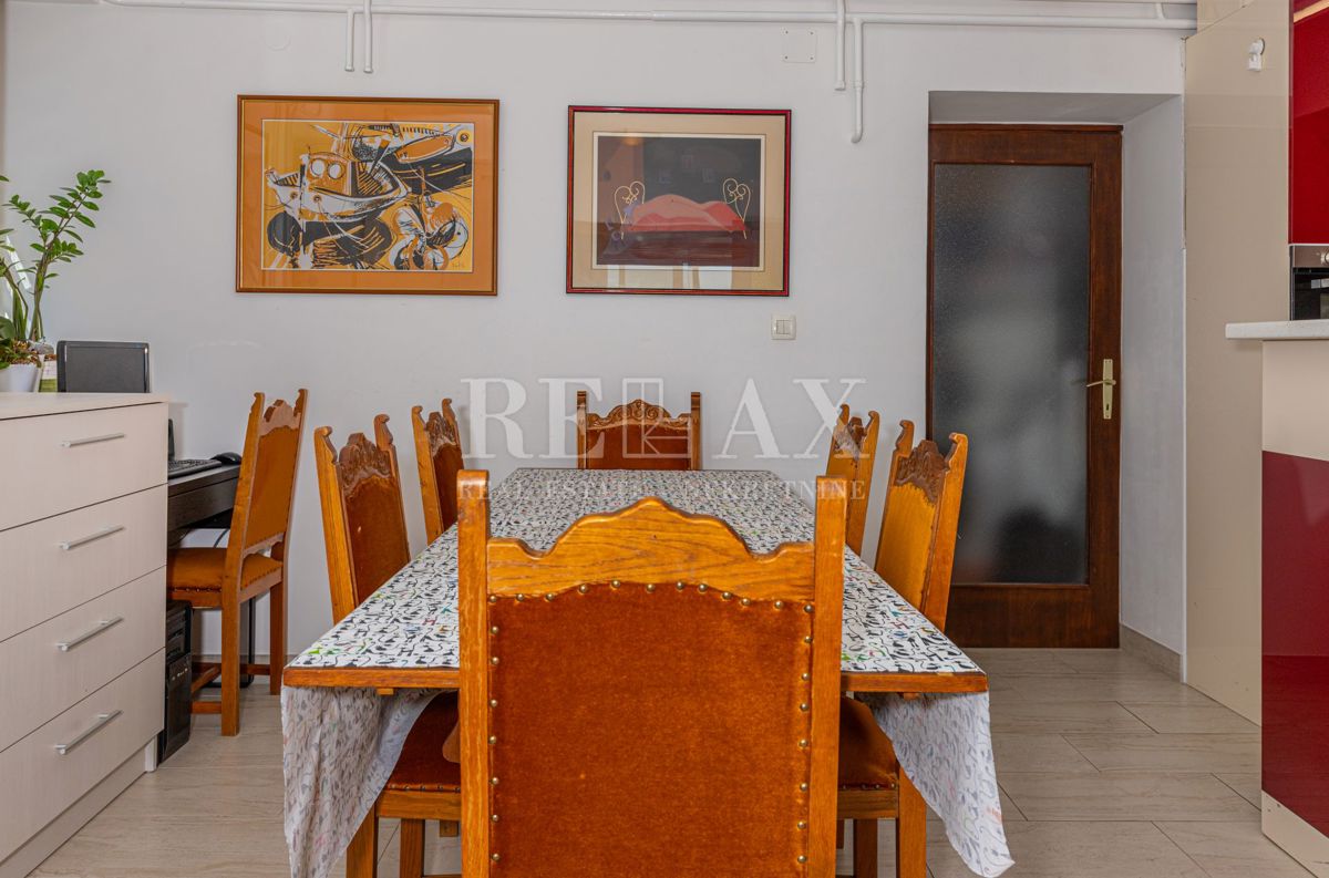 Crikvenica - una casa con un ristorante in un'ottima posizione