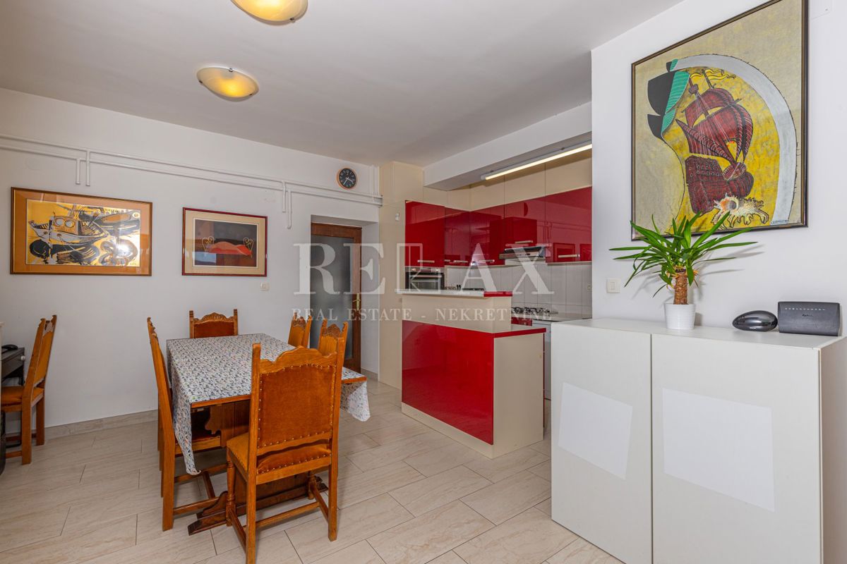 Crikvenica - una casa con un ristorante in un'ottima posizione