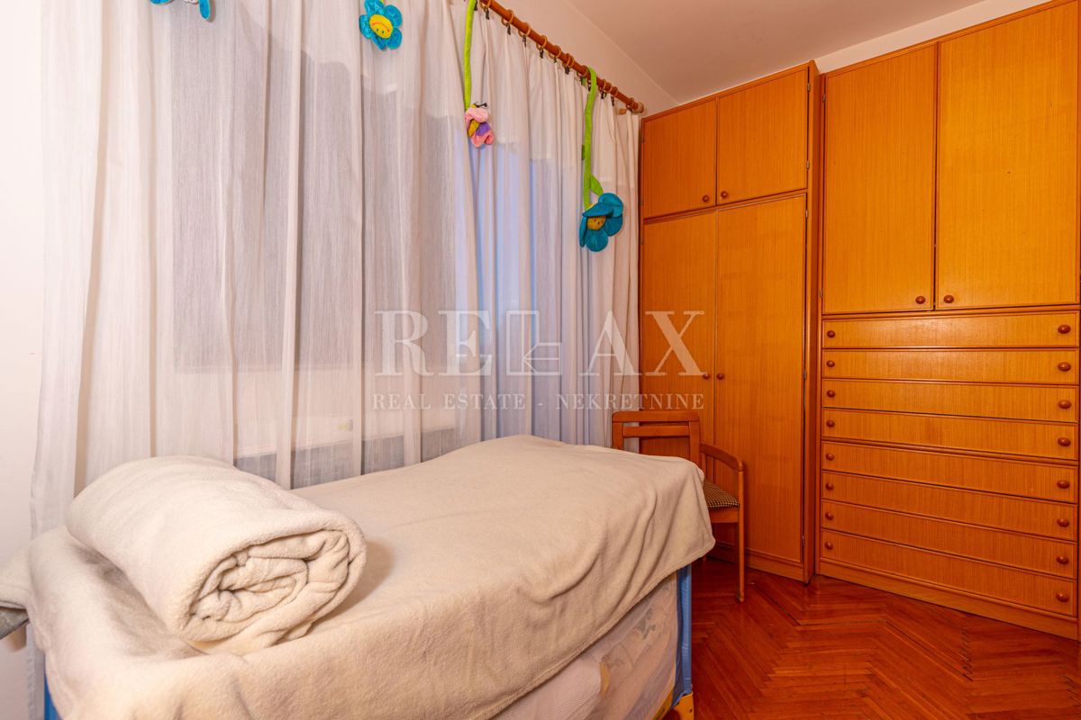 Crikvenica - una casa con un ristorante in un'ottima posizione