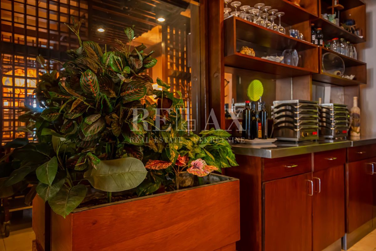 Crikvenica - una casa con un ristorante in un'ottima posizione