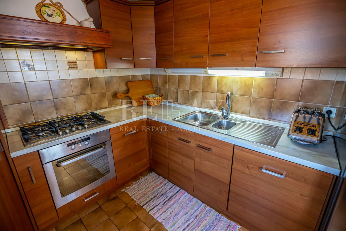 Crikvenica - una casa con un ristorante in un'ottima posizione