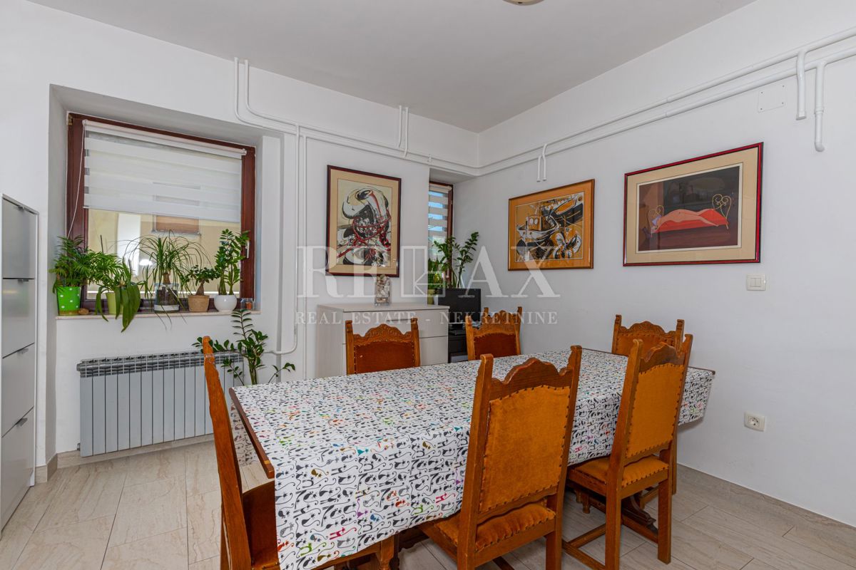 Crikvenica - una casa con un ristorante in un'ottima posizione
