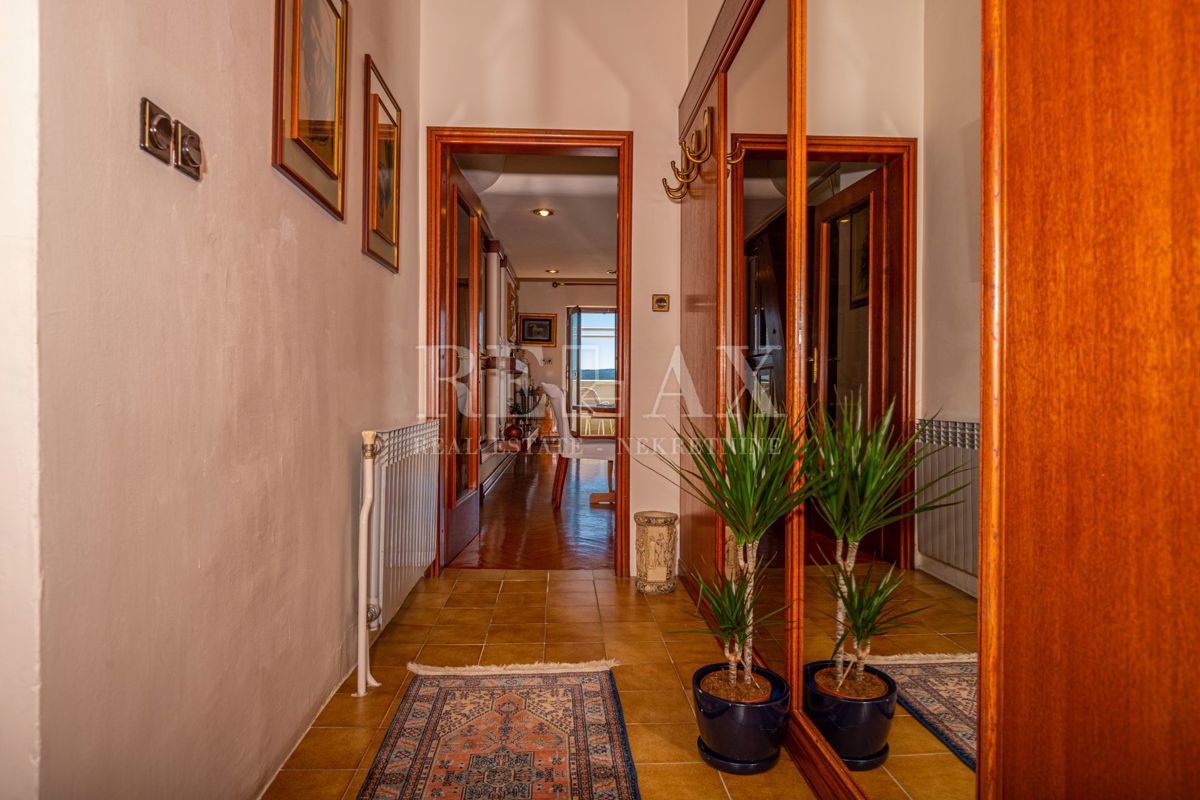 Crikvenica - una casa con un ristorante in un'ottima posizione