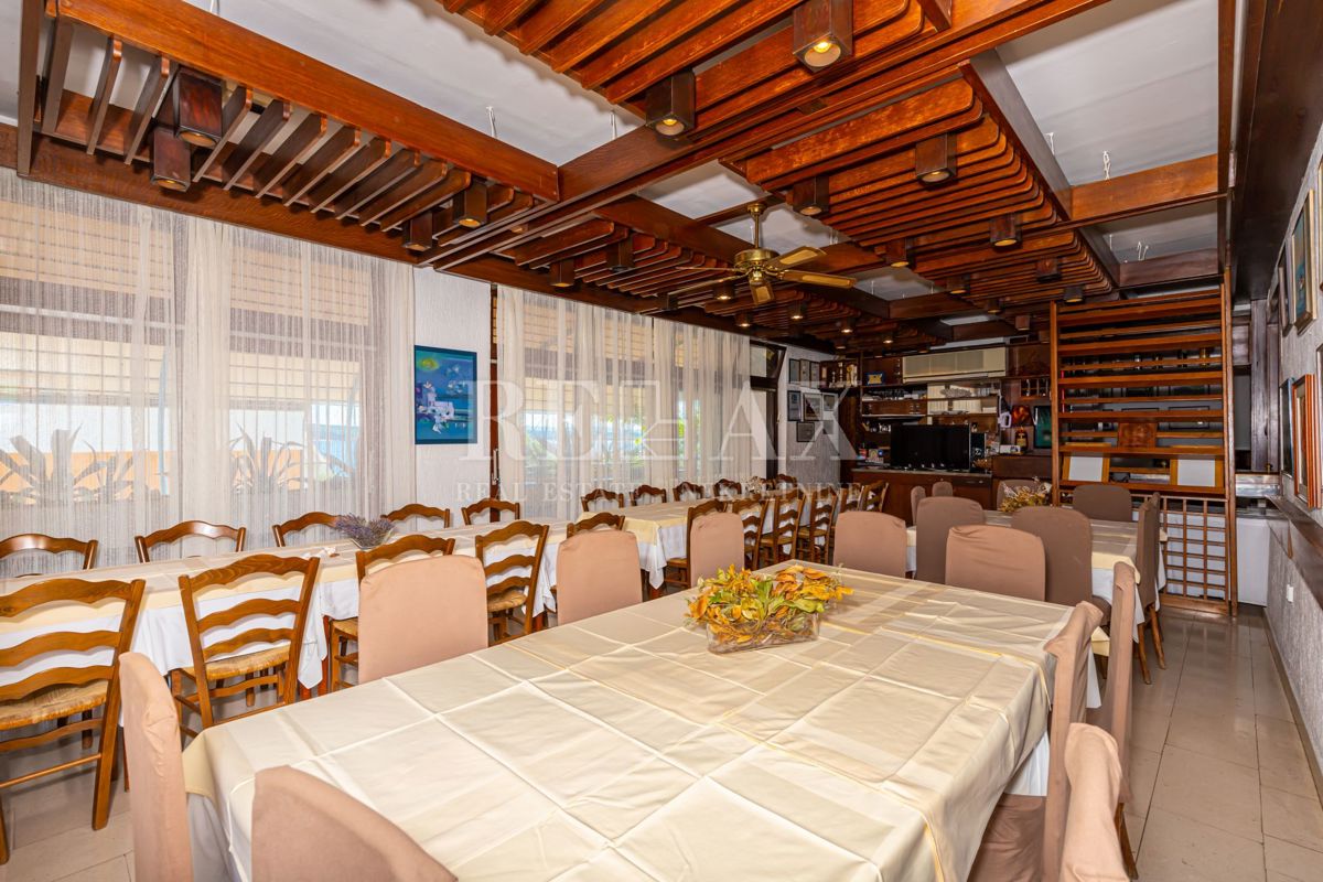 Crikvenica - una casa con un ristorante in un'ottima posizione