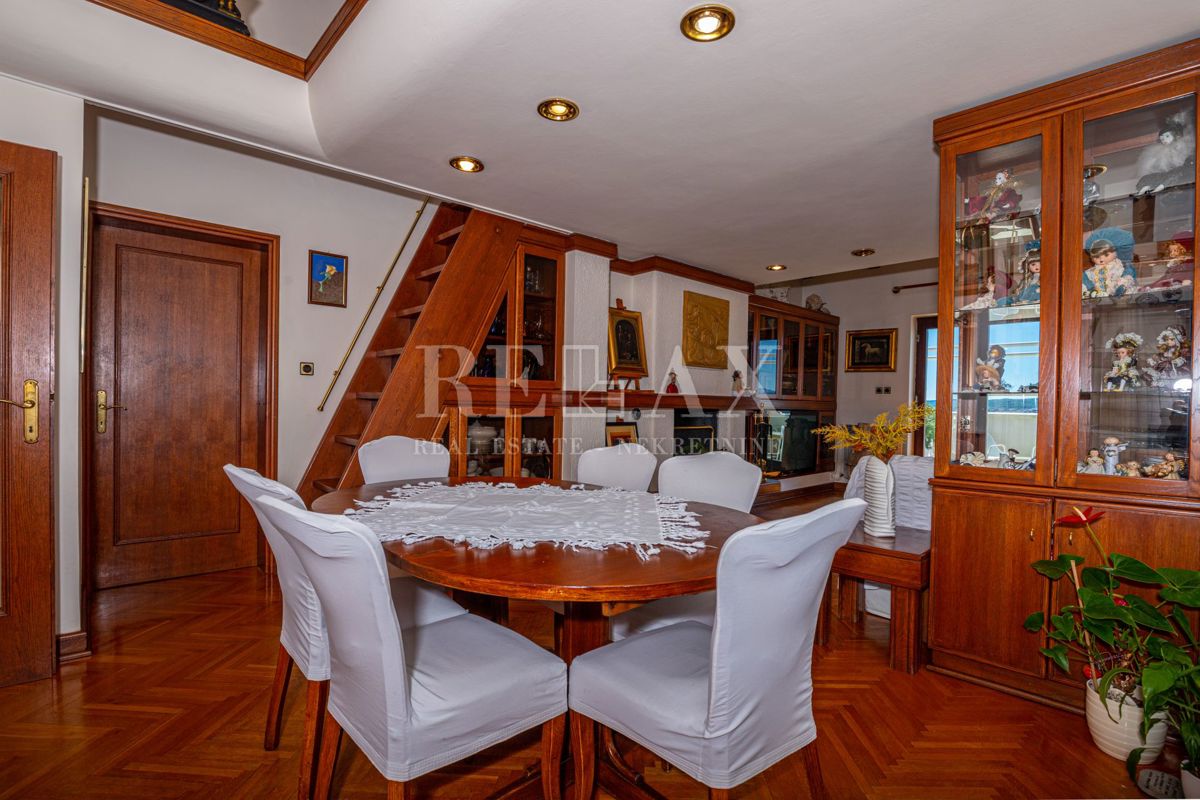 Crikvenica - una casa con un ristorante in un'ottima posizione