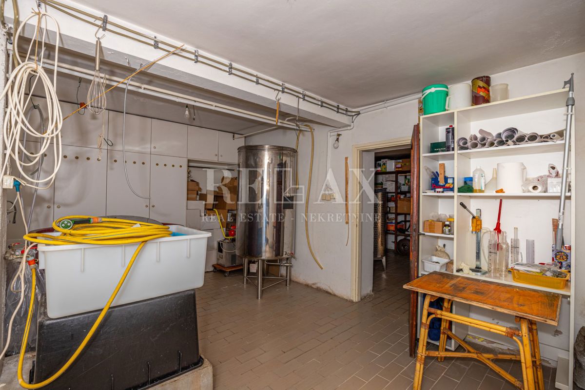 Crikvenica - una casa con un ristorante in un'ottima posizione
