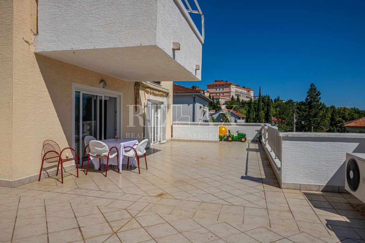 Crikvenica - una casa con un ristorante in un'ottima posizione