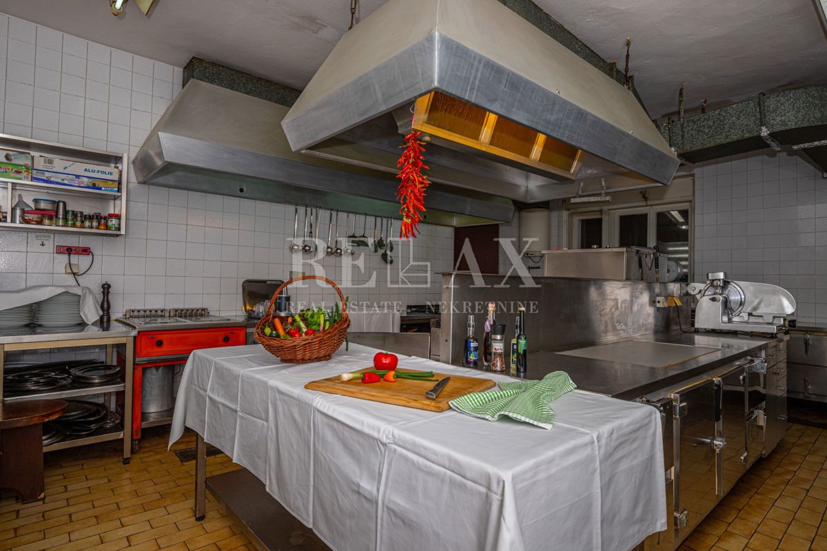 Crikvenica - una casa con un ristorante in un'ottima posizione