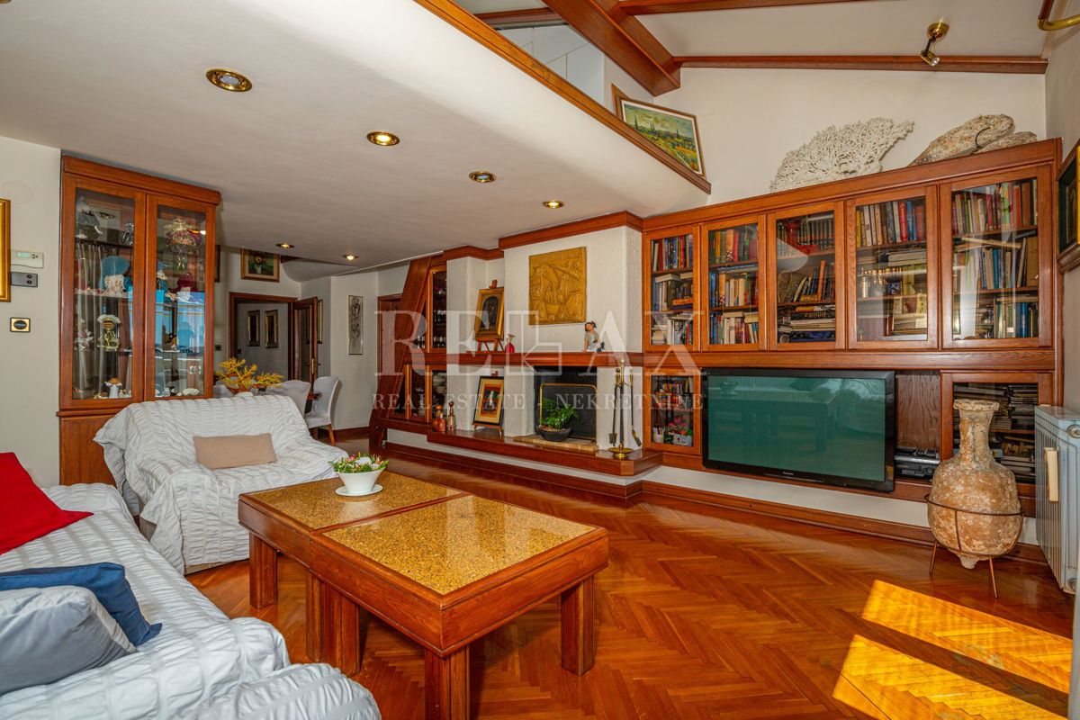 Crikvenica - una casa con un ristorante in un'ottima posizione