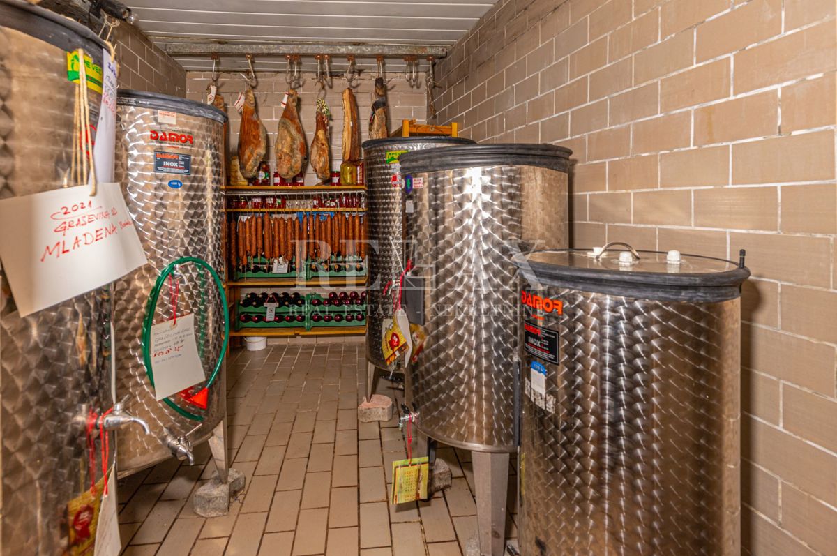 Crikvenica - una casa con un ristorante in un'ottima posizione