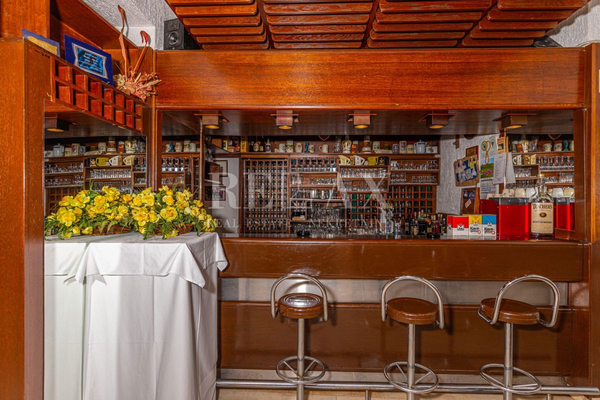 Crikvenica - una casa con un ristorante in un'ottima posizione