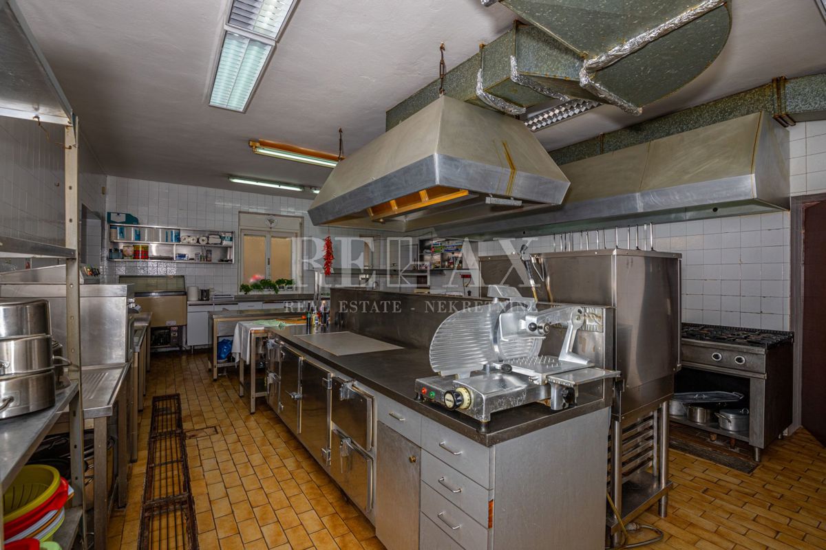 Crikvenica - una casa con un ristorante in un'ottima posizione