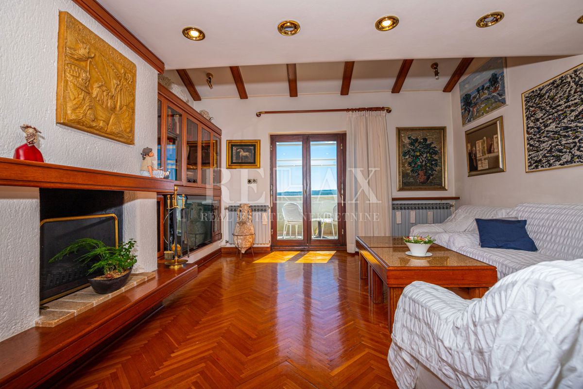 Crikvenica - una casa con un ristorante in un'ottima posizione