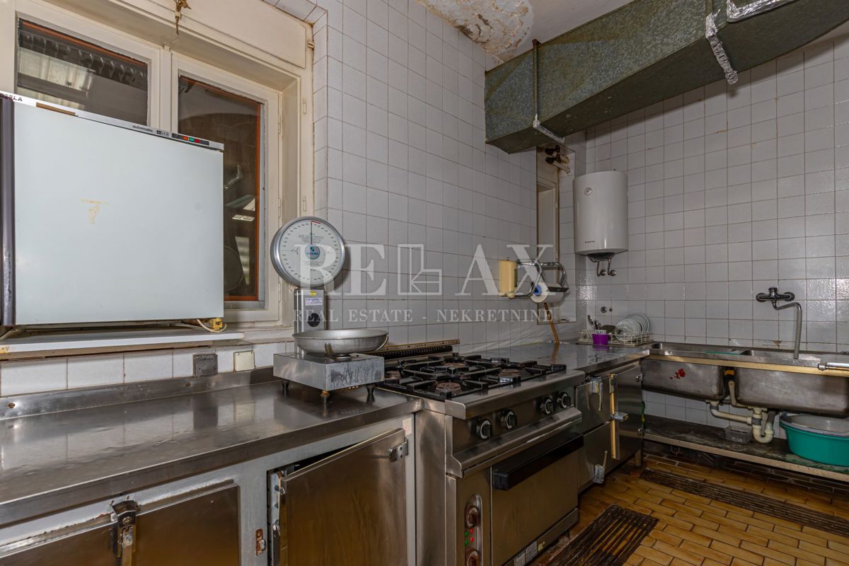 Crikvenica - una casa con un ristorante in un'ottima posizione