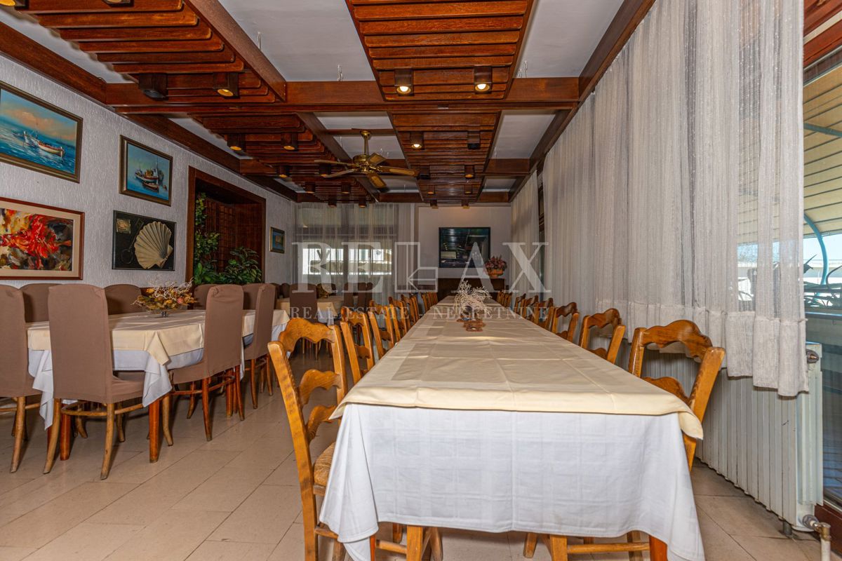 Crikvenica - una casa con un ristorante in un'ottima posizione