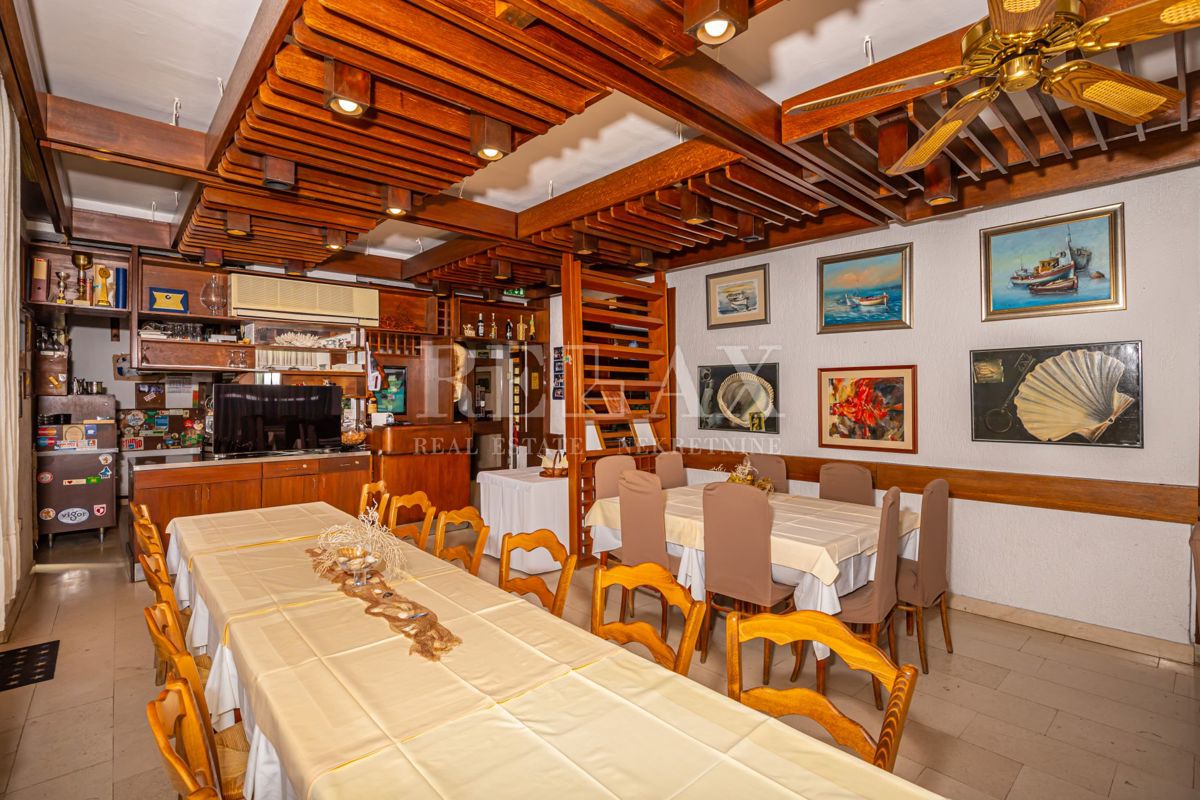 Crikvenica - una casa con un ristorante in un'ottima posizione
