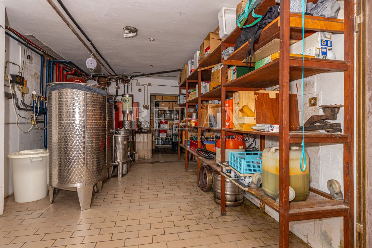 Crikvenica - una casa con un ristorante in un'ottima posizione